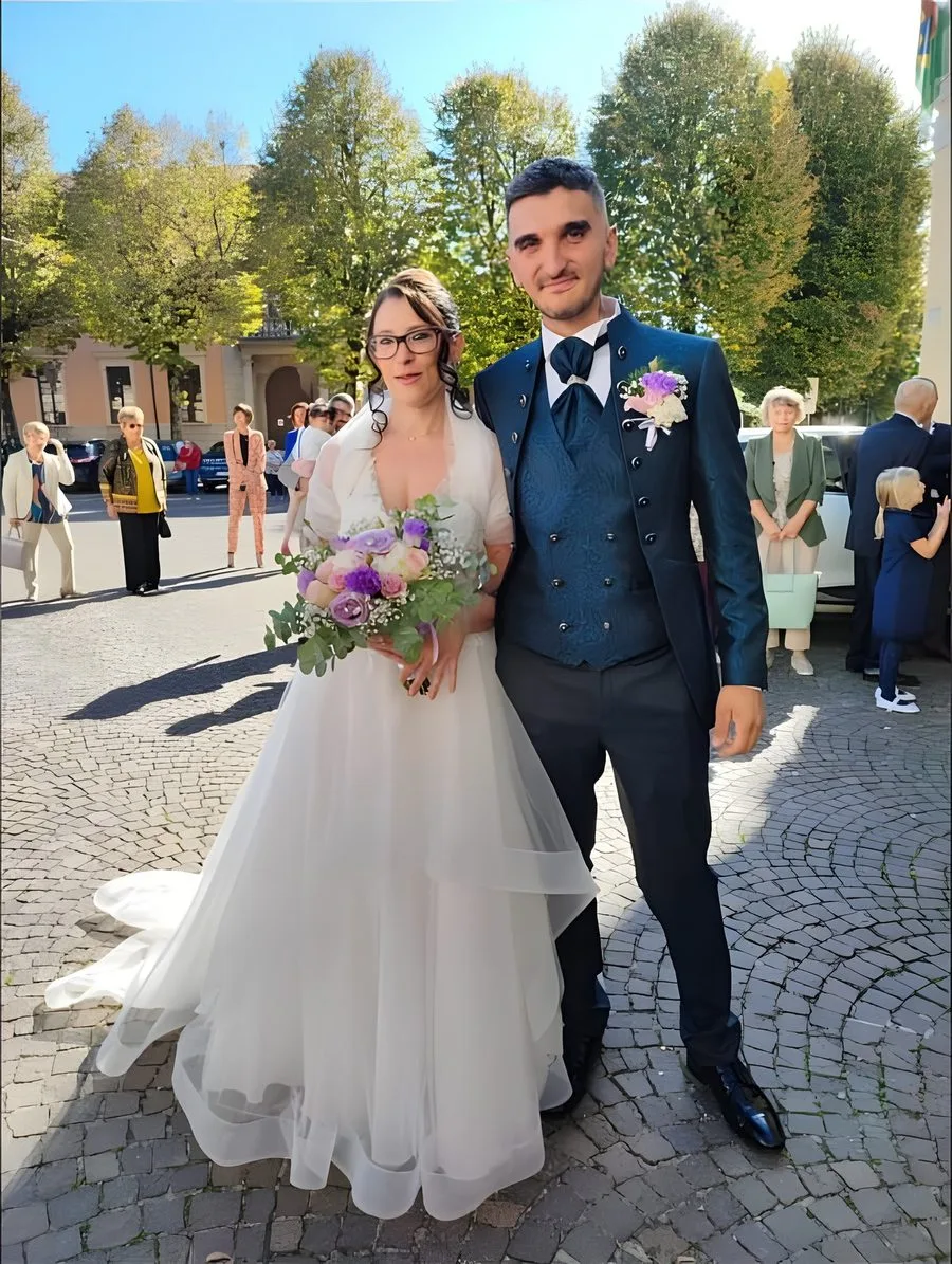 Sposa con il marito il giorno del matrimonio, acconciatura di Tocco di Classe